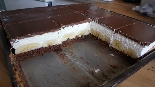 Jednoduché banánové rezy s čokoládou a šľahačkou