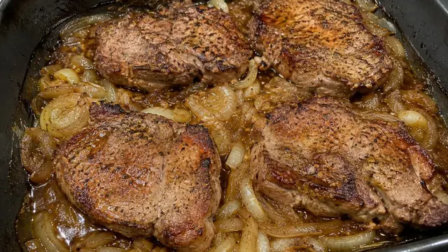 Pečená bravčová krkovička na tmavom pive s cibuľou