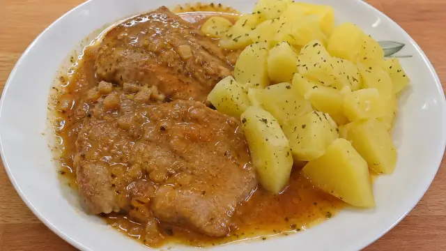 Dusené bravčové plátky na cesnaku a majoráne