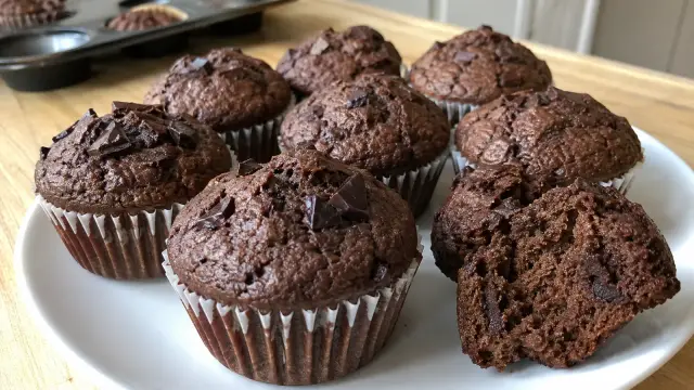 Nadýchané hrnčekové čokoládové muffiny s kúskami čokolády