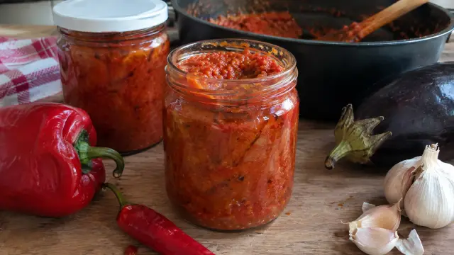 Pravý domáci ajvar z pečenej papriky a baklažánu