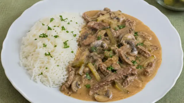 Tradičný hovädzí Stroganov so šampiňónmi