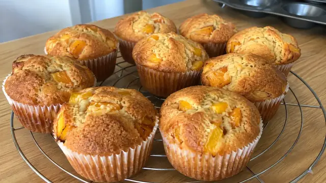 Vláčne hrnčekové muffiny s čerstvými broskyňami