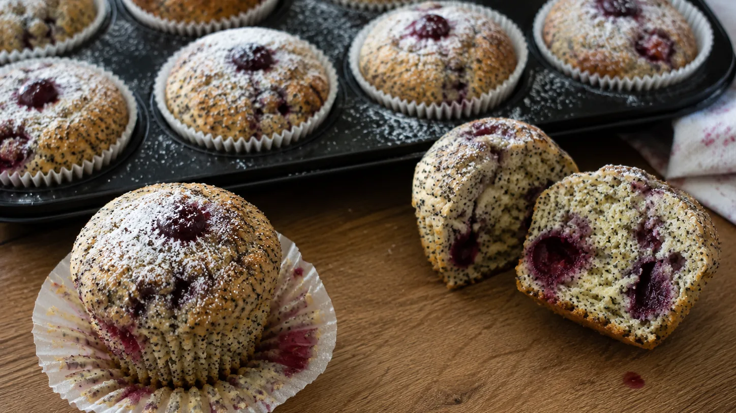 Hrnčekové makové muffiny s višňami