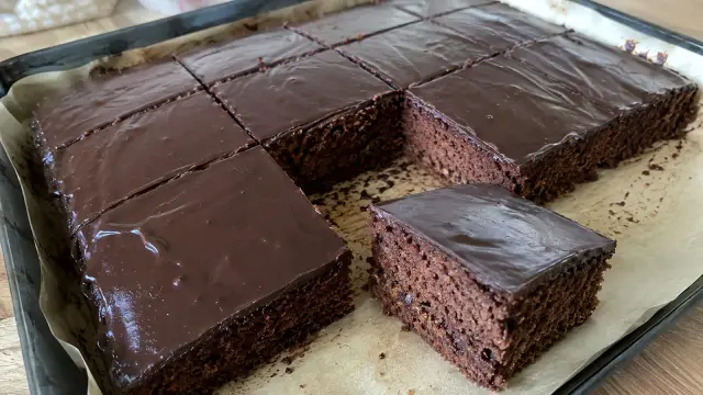 Šťavnatý hrnčekový perník s nastrúhanými jablkami