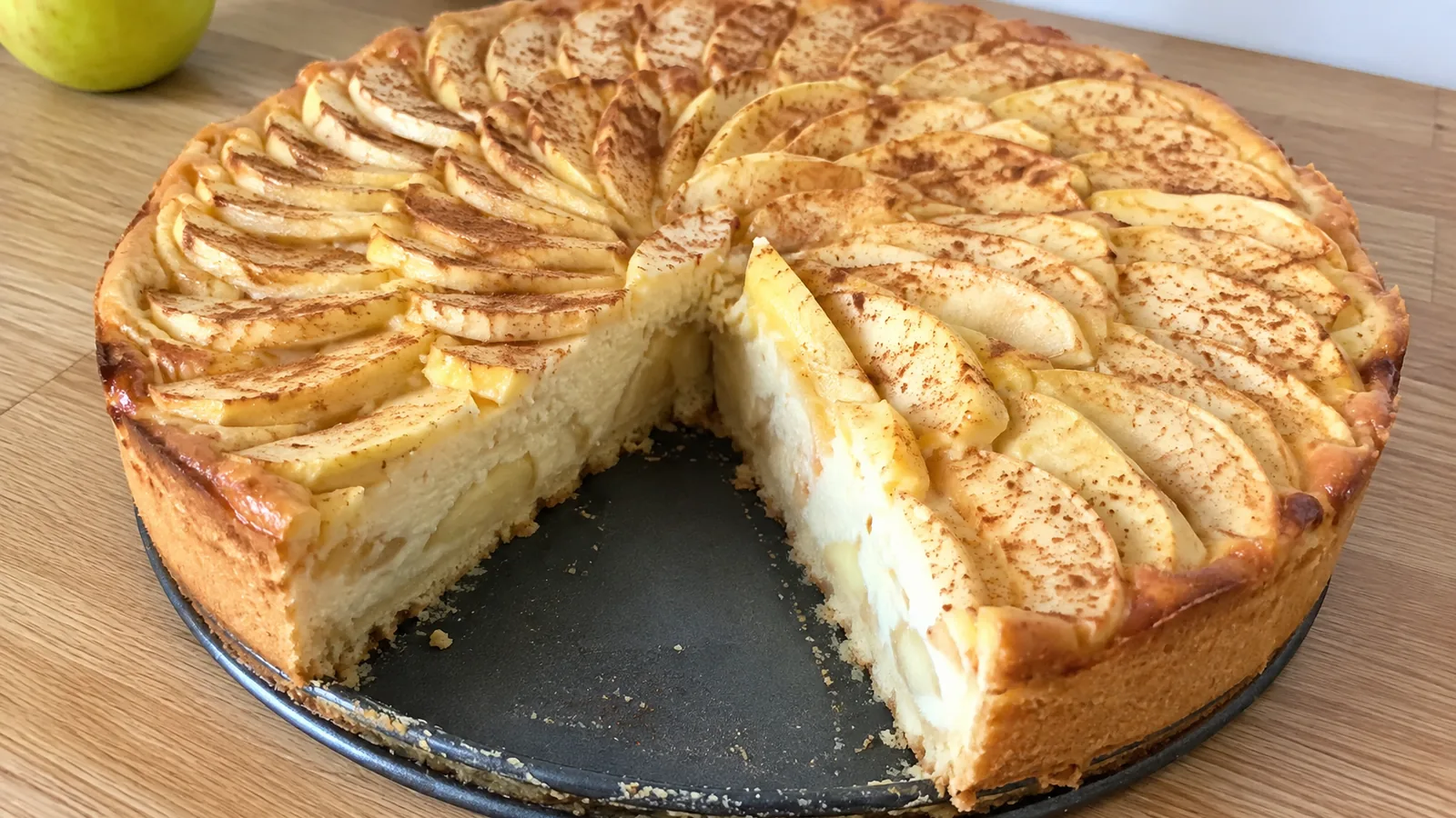 Svieži jablkový koláč s kyslou smotanou a škoricou