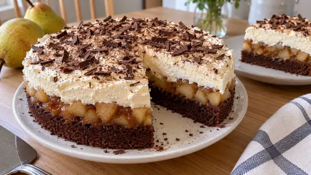 Jesenná hrušková torta s karamelom