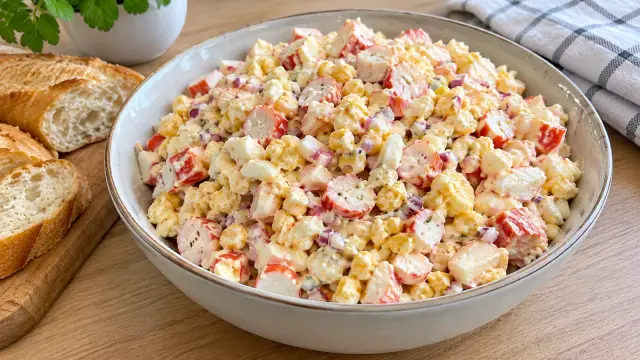 Svieži krabí šalát zo surimi tyčiniek