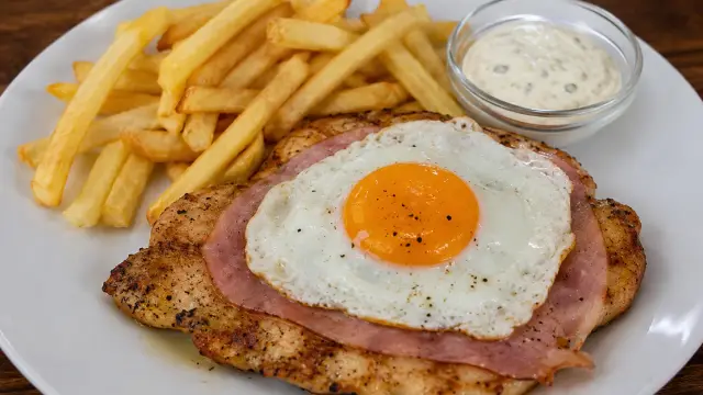 Kurací steak s volským okom a šunkou