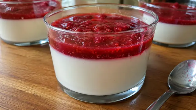 Malinová panna cotta