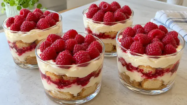Svieže malinové tiramisu do pohára