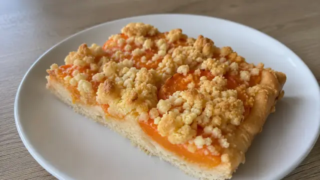 Kysnutý marhuľový koláč s chrumkavou drobenkou