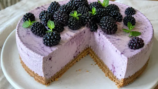 Svieži nepečený černicový cheesecake