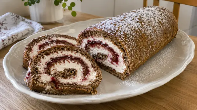 Nadýchaná orechová roláda bez múky s tvarohom