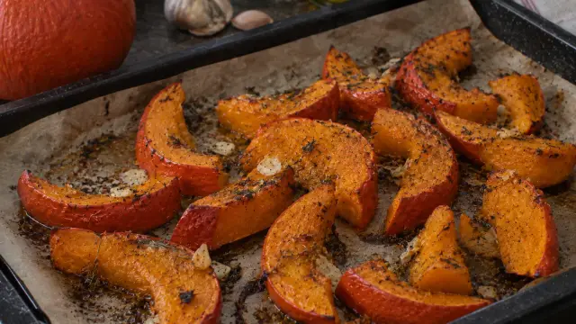 Pečená tekvica Hokkaido na plechu s bylinkami