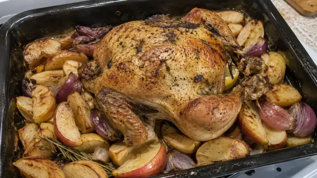 Pečené kura s jablkami a rozmarínom
