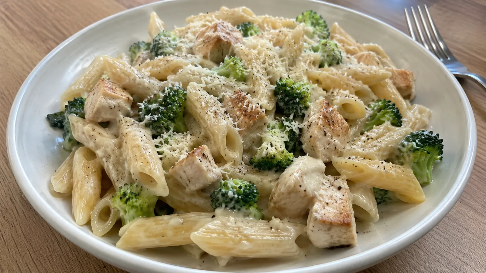 Penne s kuracím mäsom, brokolicou a smotanovou omáčkou