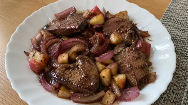 Restovaná kačacia pečeň na cibuľke a jablkách
