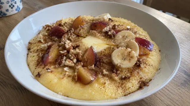 Sladká kukuričná kaša (polenta) so škoricovým maslom