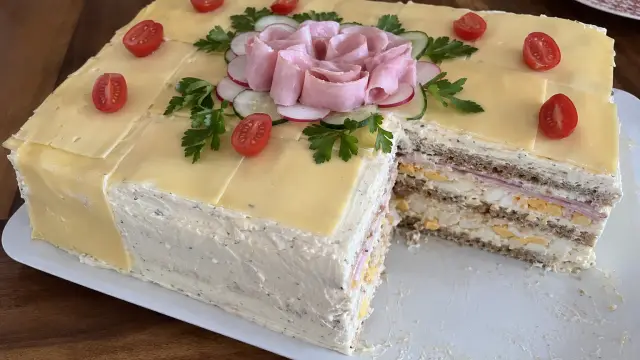Slaná syrovo-šunková torta z toastového chleba