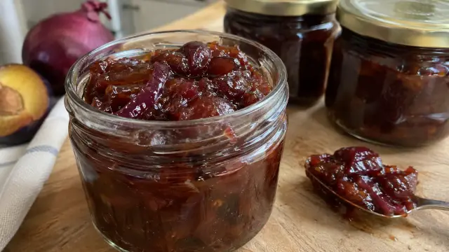Pikantné slivkové chutney (čatní) s červenou cibuľou