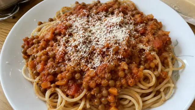 Vegetariánska šošovicová Bolognese omáčka s cestovinami