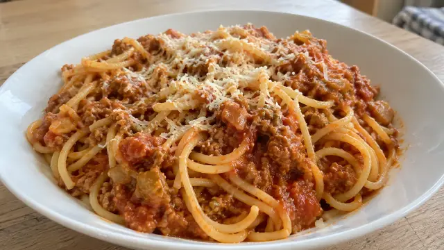 Špagety s ragú z mletého mäsa a cukety