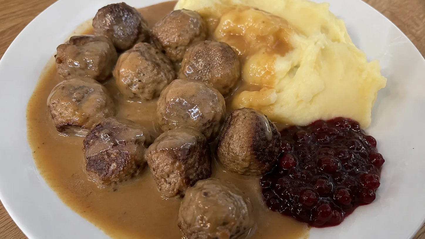 Švédske mäsové guľky s brusnicovou omáčkou a zemiakovým pyré