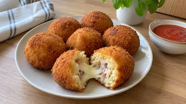 Talianske ryžové gule Arancini plnené mozarellou