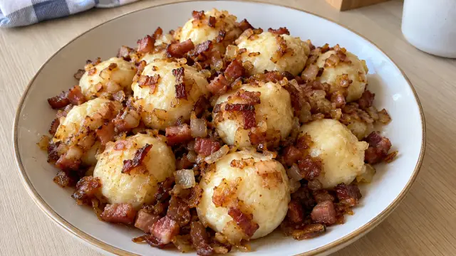 Slané tvarohové guľky s opraženou cibuľkou a slaninou