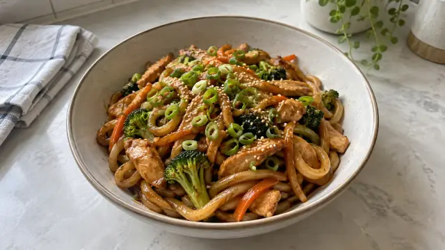 Ázijské udon rezance s kuracím mäsom a teriyaki