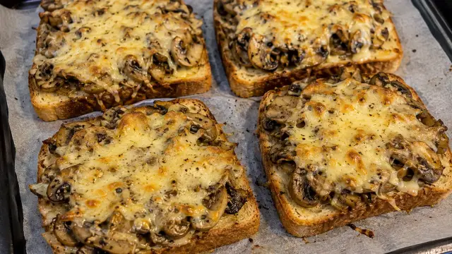 Chrumkavé zapekané toasty so šampiňónmi a syrom