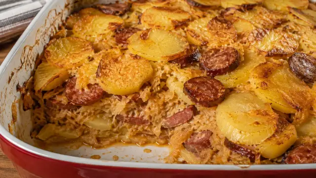 Zapekané zemiaky s kyslou kapustou a domácou klobásou