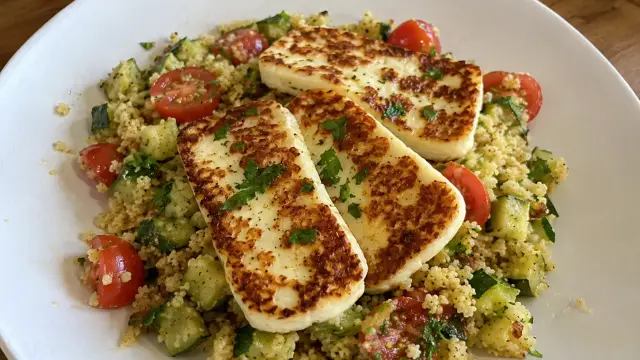 Rýchly zeleninový kuskus s grilovaným syrom Halloumi