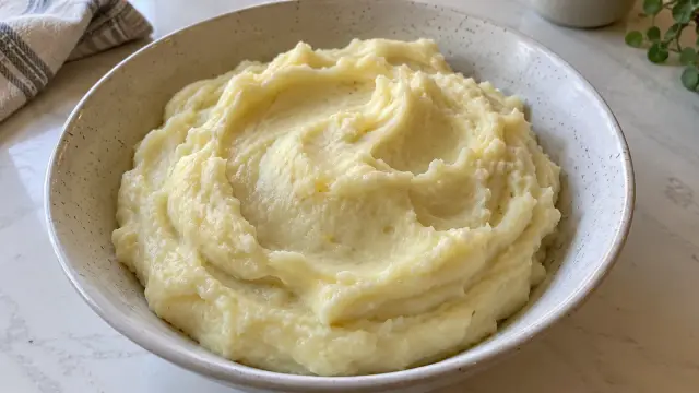 Zamatová zemiaková kaša s pečeným cesnakom