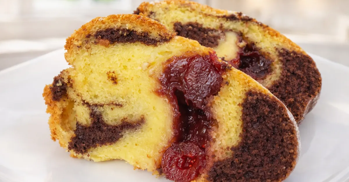 Bábovka s prekvapením vo vnútri – krém + čerešne, extra šťavnatá