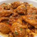 Dusený kohút na víne