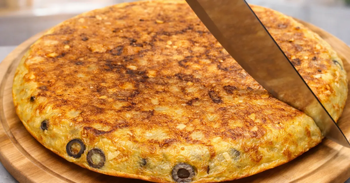 Grécka zemiaková frittata (omeleta) s feta syrom a olivami