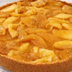 Jogurtový koláč s jablkami a sušienkami