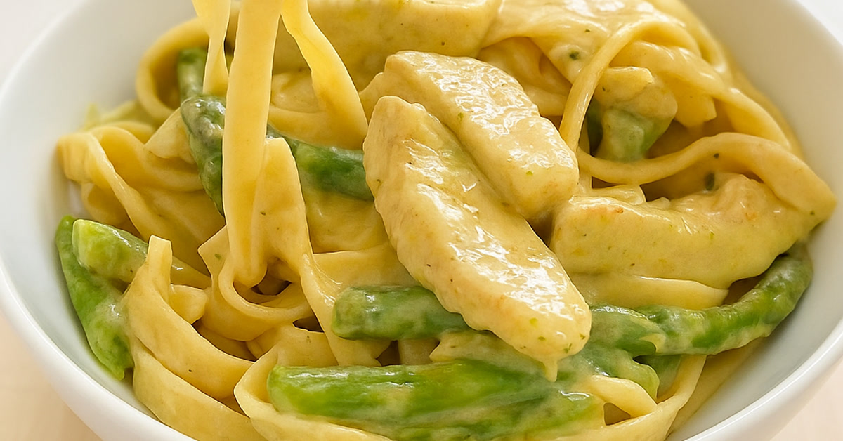 Kuracie pesto cestoviny so špargľou: Rýchly jarný obed