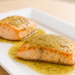 Losos na panvici s citrónovo-maslovou omáčkou