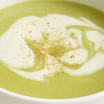 Krémová špargľová polievka v miske